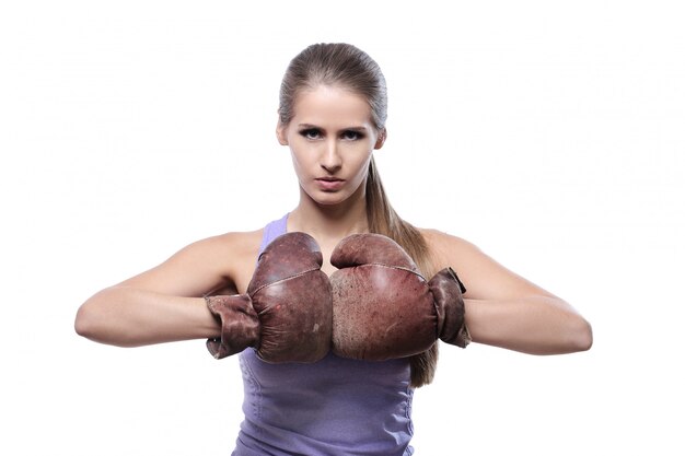 Atractiva boxeadora con guantes de boxeo