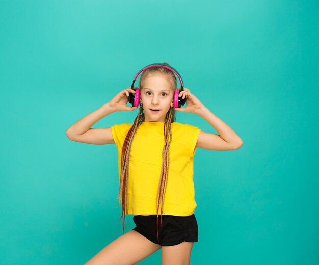 La atractiva chica con auriculares en azul