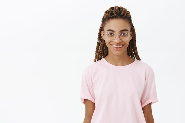 Foto gratuita atractiva estudiante afroamericana sonriente mirando feliz