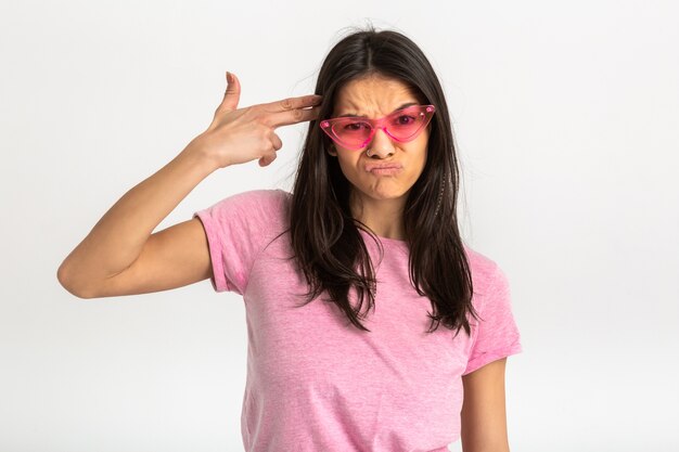 Atractiva feliz divertida mujer emocional sorprendida en camiseta rosa brazos aislados hacia adelante sorprendido conmocionado expresión de la cara