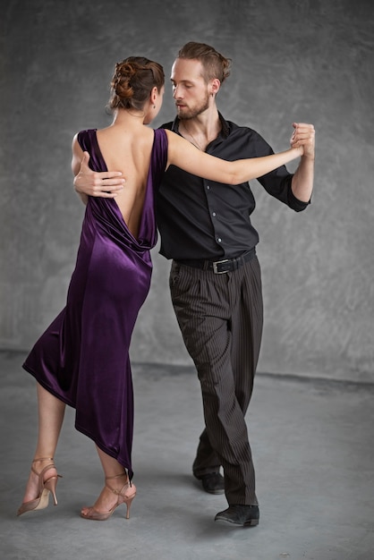 Atractiva gente elegante bailando tango