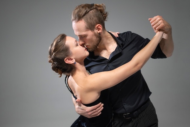 Foto gratuita atractiva gente elegante bailando tango