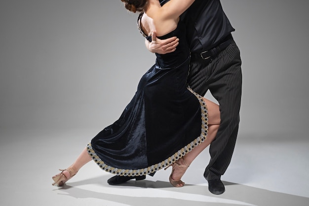 Foto gratuita atractiva gente elegante bailando tango