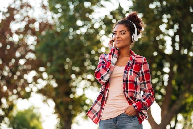 Atractiva joven africana caminando al aire libre