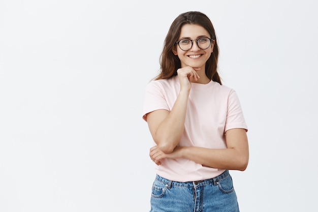 Foto gratuita atractiva joven morena con gafas posando