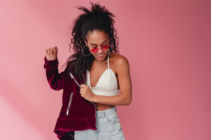 Foto gratuito atractiva mujer afroamericana negra con traje elegante de fondo rosa