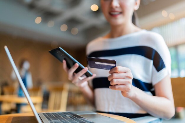 Atractiva mujer asiática inteligente casual compra en línea compra en línea con datos de tarjeta de crédito y estilo de vida de tecnología portátil