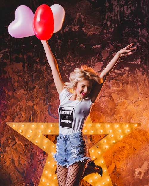 Foto gratuita atractiva mujer bailando con globos