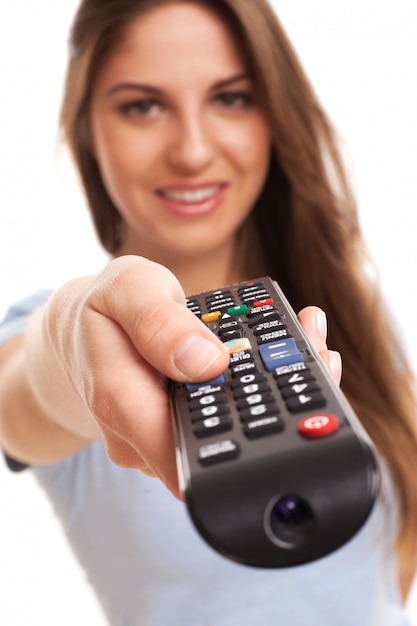 Atractiva mujer caucásica con control remoto de TV