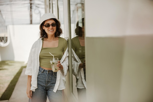 Atractiva mujer caucásica sonriendo a la cámara