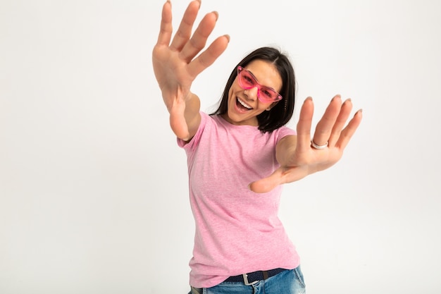 Atractiva mujer emocional divertida feliz en camiseta rosa brazos aislados hacia adelante