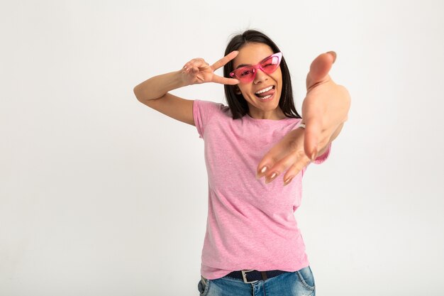 Atractiva mujer emocional divertida feliz en camiseta rosa brazos aislados hacia adelante