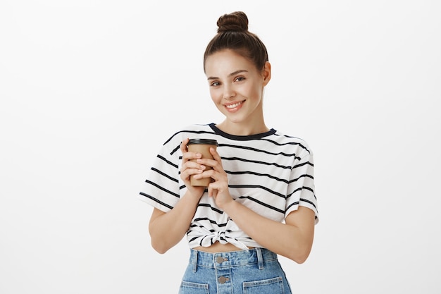 Atractiva mujer joven bebiendo café, pedir bebida de café para llevar