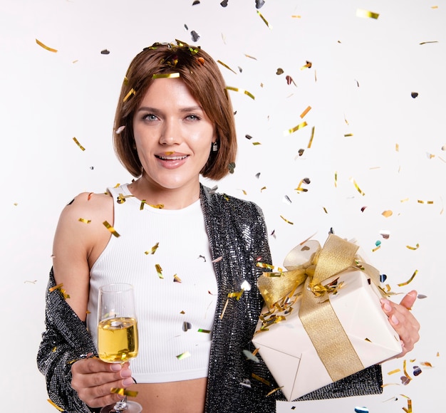 Foto gratuita atractiva mujer joven celebrando la víspera de año nuevo