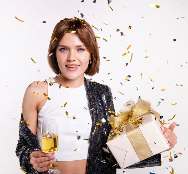 Atractiva mujer joven celebrando la víspera de año nuevo