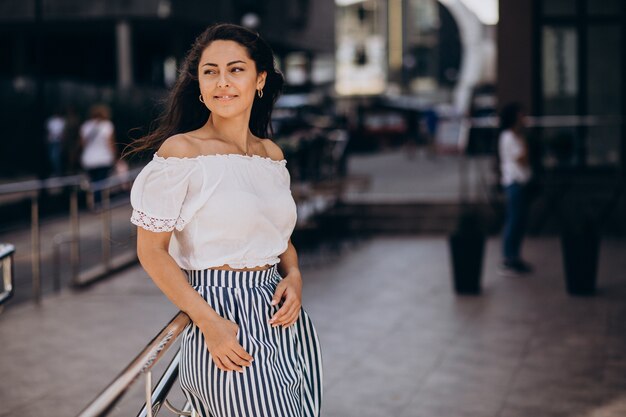 Atractiva mujer joven en la ciudad