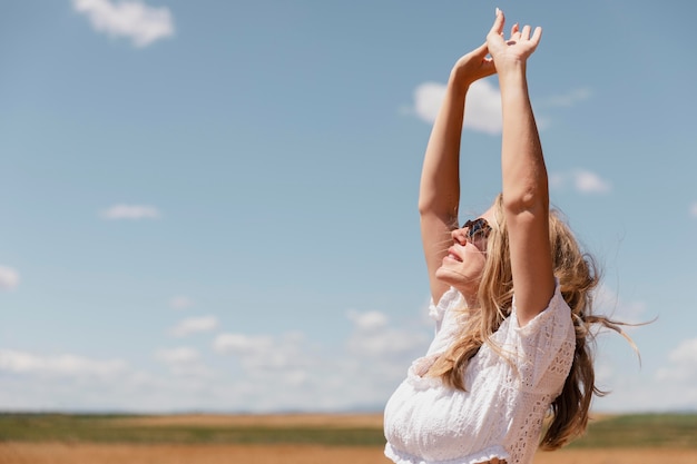 Atractiva mujer joven disfrutando de su ocio