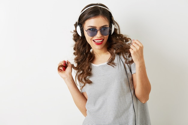 Foto gratuita atractiva mujer joven escuchando música en auriculares, con gafas de sol, aislado sobre fondo blanco.