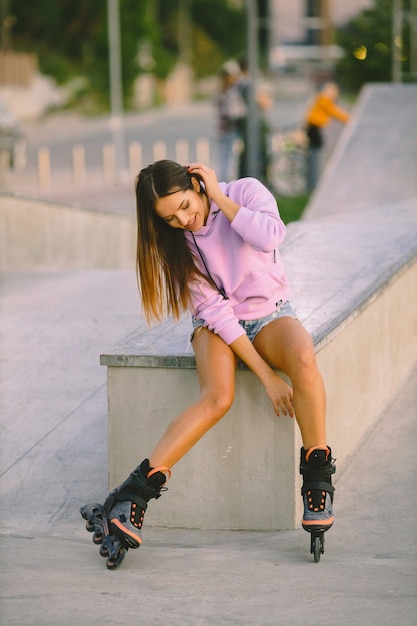 Atractiva mujer joven con patines en el parque