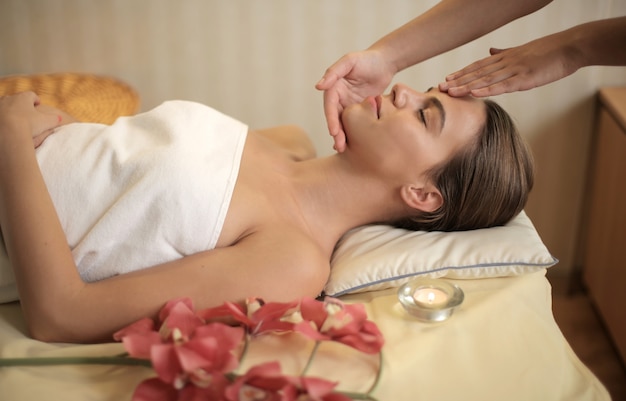 Atractiva mujer joven recibiendo un masaje en un salón de spa