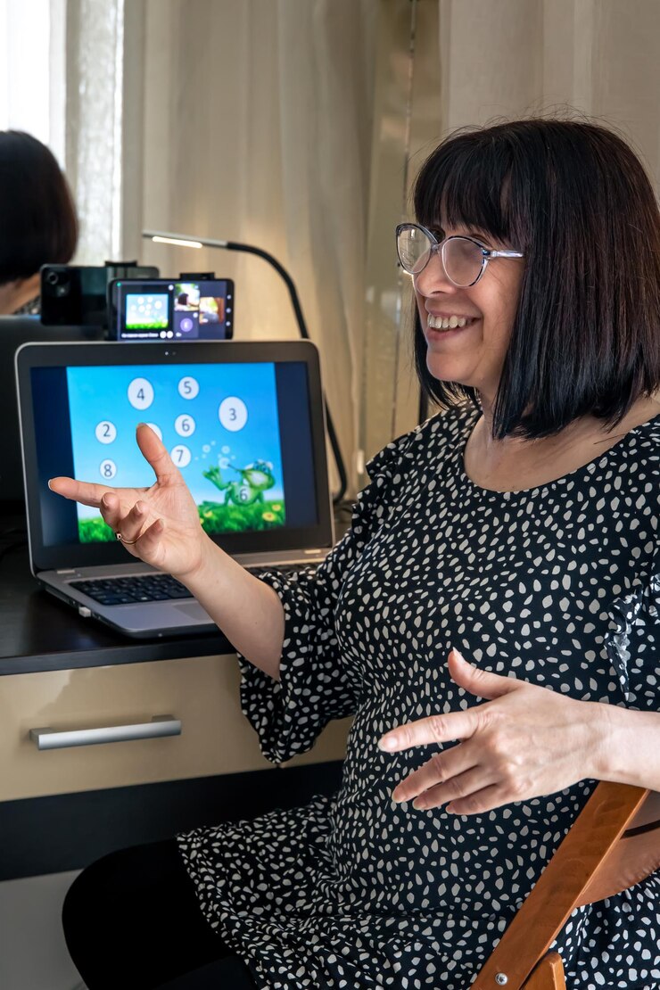 Foto gratuito atractiva mujer de mediana edad frente a la pantalla del portátil concepto de enseñanza en línea