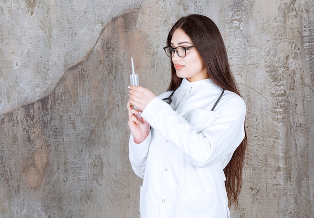 Atractiva mujer médico de familia preparando la inyección