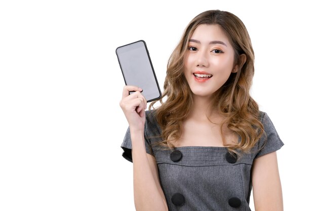 Atractiva mujer de negocios asiática sonrisa mano mostrar pantalla en blanco smartphone fondo blanco.