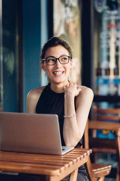 Atractiva mujer de negocios trabajando en su computadora portátil