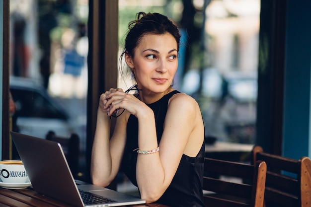 Atractiva mujer de negocios trabajando en su computadora portátil