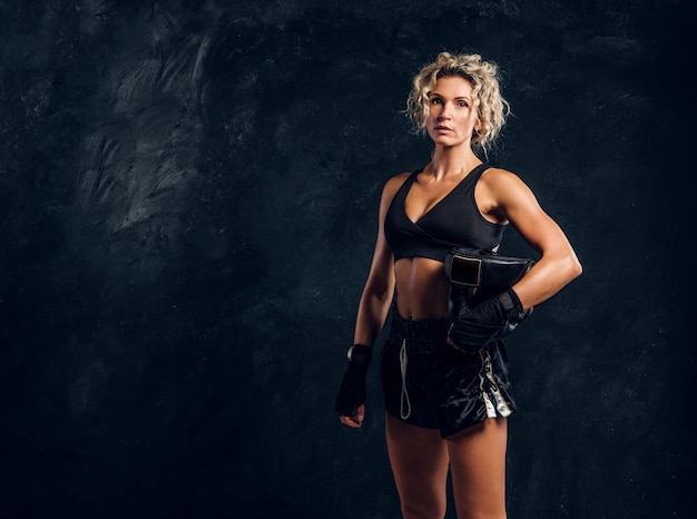 Foto gratuita atractiva mujer rubia se siente cansada después de un largo y duro combate de boxeo.