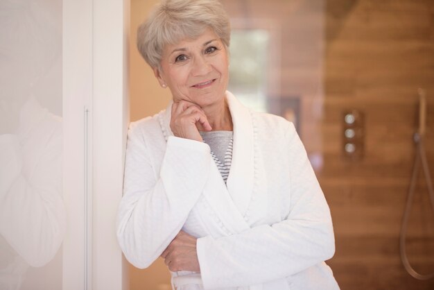 Atractiva mujer senior en el baño