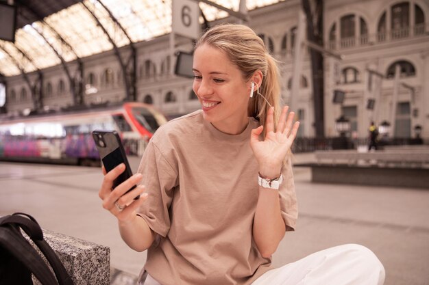 Foto gratuita atractiva mujer sonriente tiene videollamada