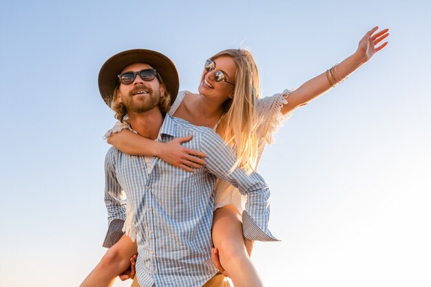 Atractiva pareja feliz riendo viajando en verano por mar