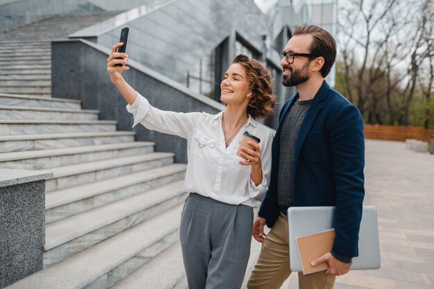 Atractiva pareja de hombre y mujer tomando fotos