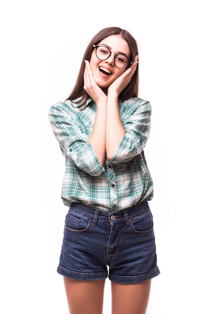 Atractiva sonrisa emocionada sorprendida adolescente, con dientes blancos, sobre blanco concepto de estudiante feliz