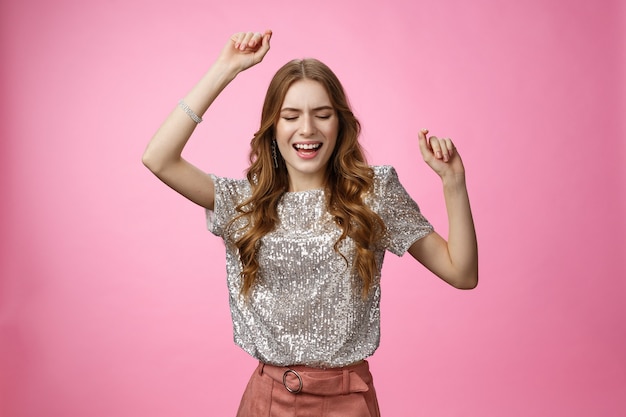 Foto gratuita atractivo glamour mujer bailando pista de baile divirtiéndose rase manos arriba cielo ojos cerrados cantando a lo largo de s ...