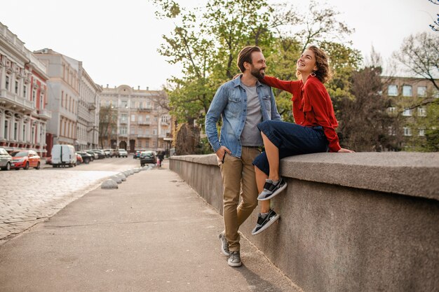 Atractivo hombre y mujer sonriente feliz viajando juntos