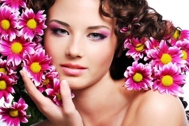 Foto gratuita atractivo rostro de mujer joven con flores