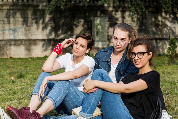 Atractivos jóvenes amigos pasar tiempo en el parque