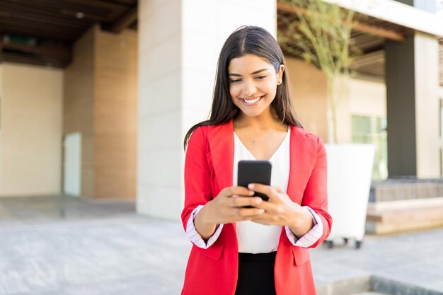 Atractivos mensajes de texto de gerentes de negocios latinos en teléfonos móviles fuera de la oficina