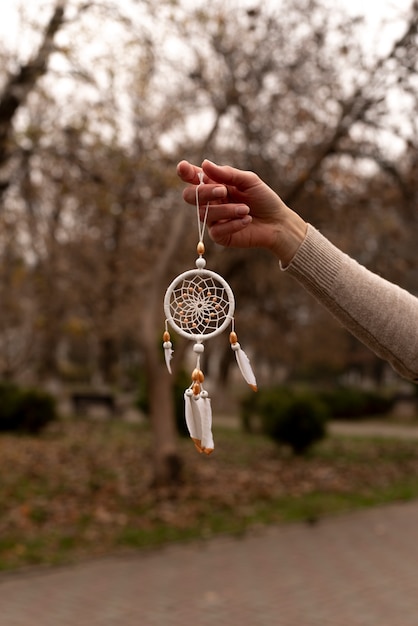 Atrapasueños sostenido con la mano al aire libre