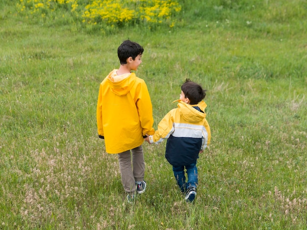 Foto gratuita desde atrás dispararon hermanos tomados de la mano