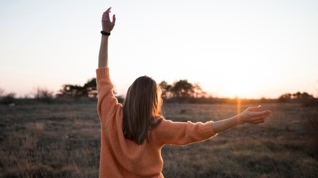 Desde atrás, vista mujer en el campo