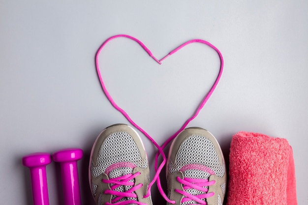 Atributos deportivos laicos planos con cordones en forma de corazón