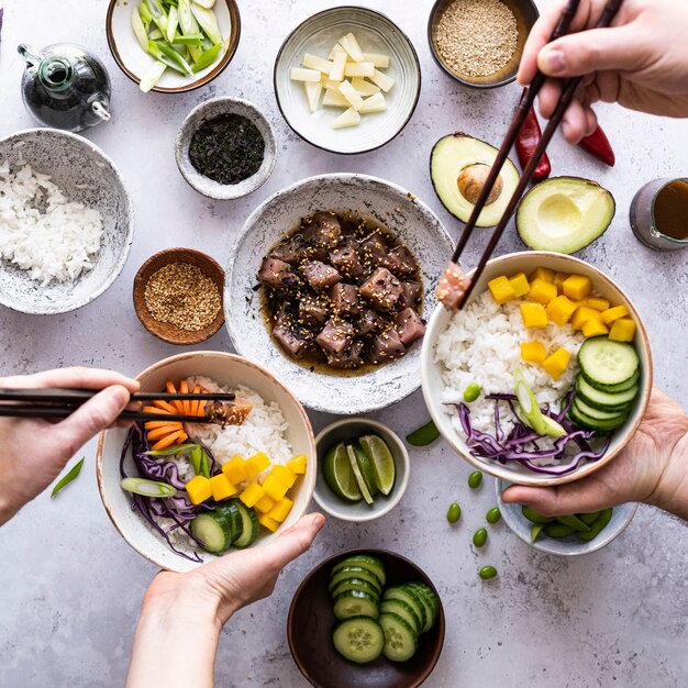 Atún ahi hawaiano con verduras fotografía plana