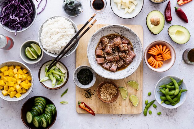 Atún ahi hawaiano con verduras fotografía plana