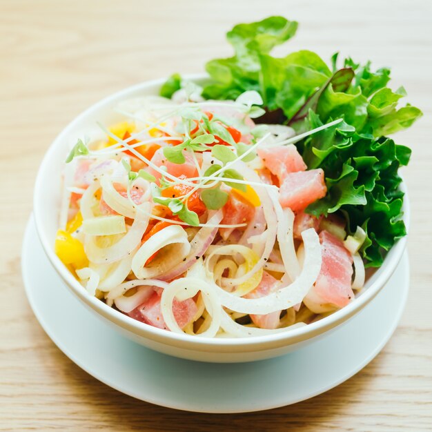 Atún crudo y fresco con ensalada de verduras.