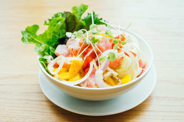 Atún crudo y fresco con ensalada de verduras.