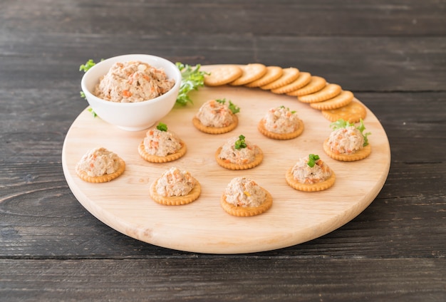 Foto gratuita atún con galleta