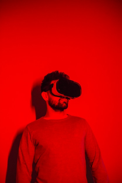 Foto gratuita un auricular vr en luz roja